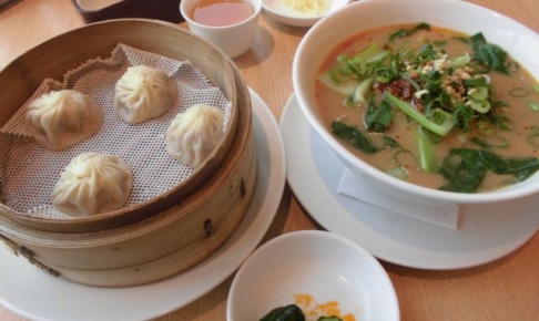 鼎泰豊ランドマークプラザ店のタンタン麺セット（小籠包付き）
