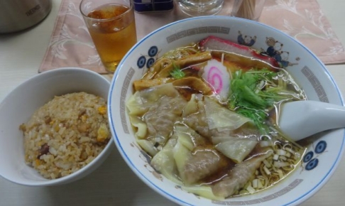 「ザ・ラーメン屋」のラーメンセット（ワンタンメン＋チャーハン）