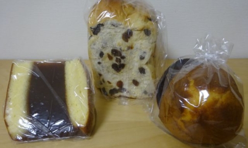 「コテイベーカリー」で購入したシベリア、超ぶどう食パン、甘食