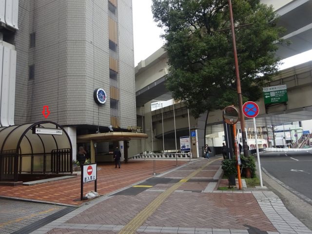 横浜駅西口「沢渡中央公園」に向かっている途中の様子（ホテルキャメロットジャパン、ジョイナス地下街の出入り口（赤い矢印あり）、首都高高架など）