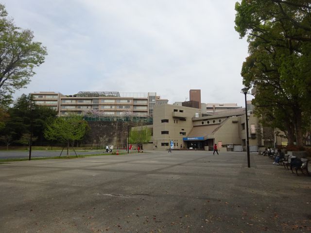 横浜駅西口「沢渡中央公園」を入ったときの景色(横浜市民防災センター、ベンチ、グラウンドなど)