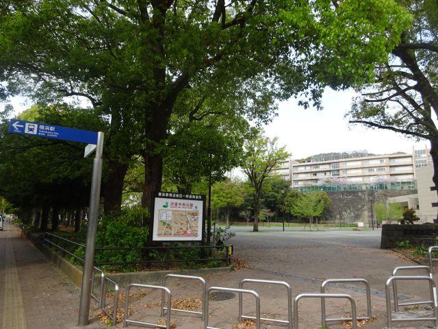 横浜駅西口「沢渡中央公園」入口の様子と横浜駅の矢印案内看板