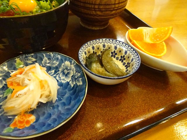 桜木町「キッチンカフェばる」で注文したまぐろのユッケ丼ぶりに付いている本日の小鉢3品