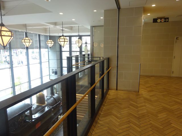 桜木町駅のトイレ(CIAL桜木町ANNEXにて、トイレの案内矢印あり)