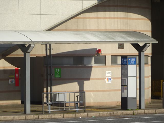 桜木町駅のトイレ(桜木町駅前の公衆トイレの外観)
