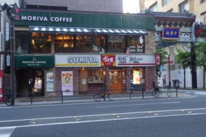 関内・日本大通り「モリバコーヒー横浜中華街カフェ」の外観（お店の横に横浜中華街の玄武門あり）