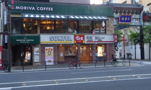 関内・日本大通り「モリバコーヒー横浜中華街カフェ」の外観（お店の横に横浜中華街の玄武門あり）