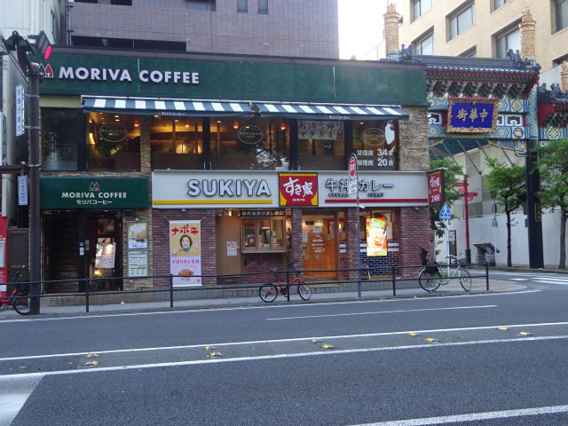 関内・日本大通り「モリバコーヒー横浜中華街カフェ」の外観(お店の横に横浜中華街の玄武門あり)