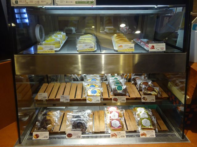 関内・日本大通り「モリバコーヒー横浜中華街カフェ」店内冷蔵ケース(各種ケーキ、ドーナツ、どら焼きなど)