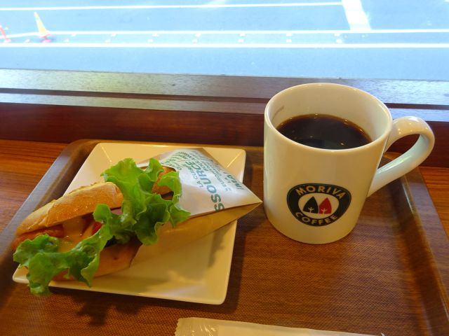 関内・日本大通り「モリバコーヒー横浜中華街カフェ」で注文したモーニングセット(レタストマトドック(ホットドック)とモリバブレンドのコーヒー)