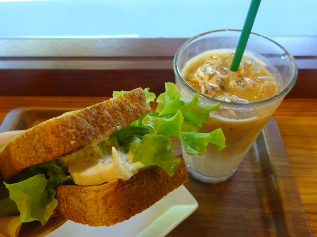 関内・日本大通り「モリバコーヒー横浜中華街カフェ」で注文したモーニングセット(チキンとトマトの全粒粉トーストのアップとカフェラテのアイス)