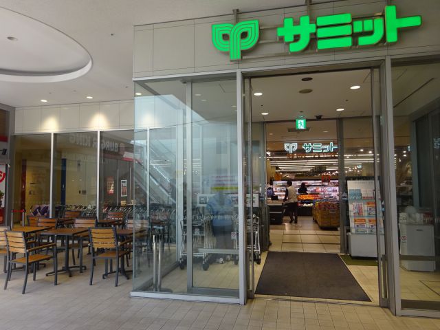 桜木町駅のトイレ(コレットマーレのサミット入口外観・左のガラス越しにトイレが見える)