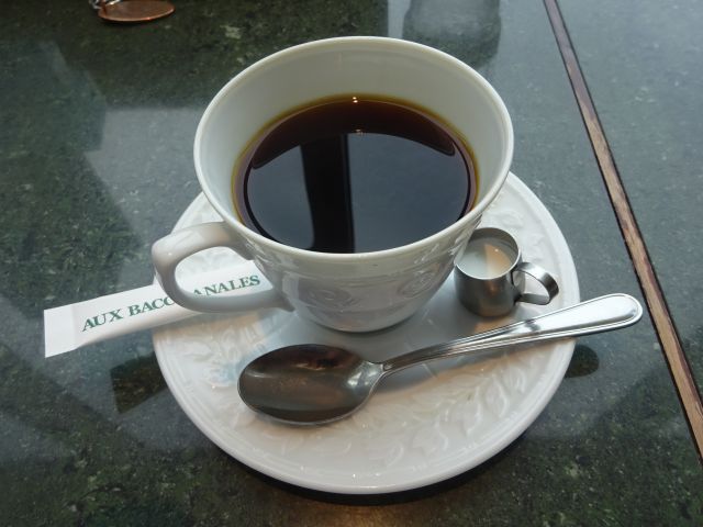 横浜桜木町コレットマーレ「CAFE AUX BACCHANALES 桜木町(カフェ オーバカナル桜木町)」で注文したホットコーヒー