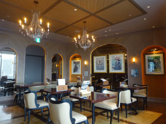 横浜桜木町コレットマーレ「CAFE AUX BACCHANALES 桜木町(カフェ オーバカナル桜木町)」店内の様子