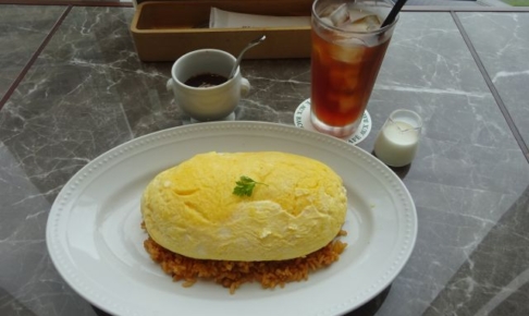 横浜桜木町コレットマーレ「CAFE AUX BACCHANALES 桜木町（カフェ オーバカナル桜木町）」で注文したスフレオムライスとドリンク（アイスティー）