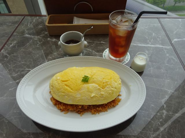 横浜桜木町コレットマーレ「CAFE AUX BACCHANALES 桜木町（カフェ オーバカナル桜木町）」で注文したスフレオムライスとドリンク（アイスティー）