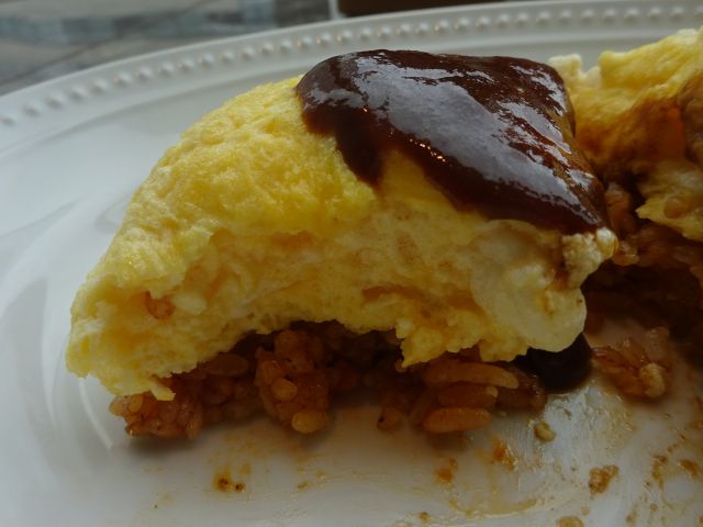 横浜桜木町コレットマーレ「CAFE AUX BACCHANALES 桜木町（カフェ オーバカナル桜木町）」で注文したスフレオムライスの断面
