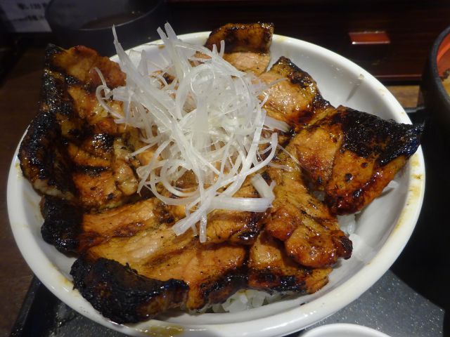 横浜関内「十勝豚丼 なまらうまいっしょ!関内店」で注文した特上国産本豚ロース丼(並盛り)のアップ