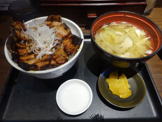 横浜関内「十勝豚丼 なまらうまいっしょ!関内店」で注文した特上国産本豚ロース丼(並盛り)と豚汁セット