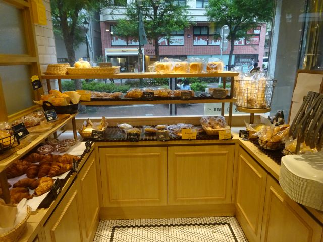 横浜馬車道・パン屋「フレッシュネス パン工房」店内の様子(パンが並ぶ棚など)