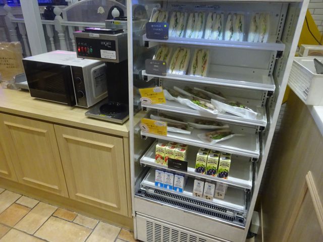 横浜馬車道・パン屋「フレッシュネス パン工房」店内の様子（サンドイッチ、ドリンクなどが置かれた冷蔵ケースあり）