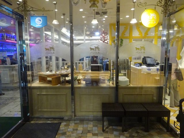 横浜馬車道・パン屋「フレッシュネス パン工房」外の扉を入ったところ(イタリアンレストランとパン屋の両方の入口が見える)
