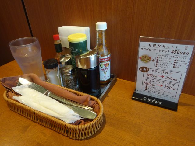 桜木町駅「キッチンジョーズCIAL桜木町(KITCHEN JO’S桜木町)」店内テーブル席の卓上の様子とお得なセットの案内