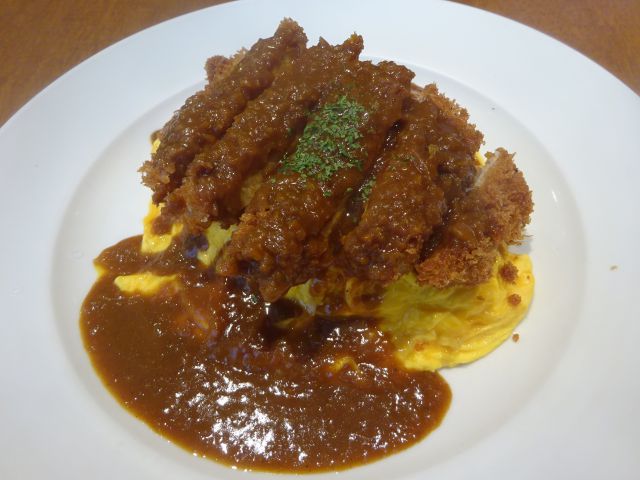 桜木町駅「キッチンジョーズCIAL桜木町（KITCHEN JO’S桜木町）」で注文したボルガライスJO’S風（オムライスにトンカツがのっている）
