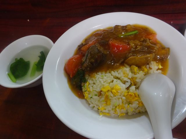 横浜山手・本牧の町中華「李園」で注文した牛トマト炒飯（スープ付き）