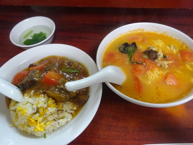 横浜山手・本牧の町中華「李園」で注文したあさりトマトタンメンと牛トマト炒飯