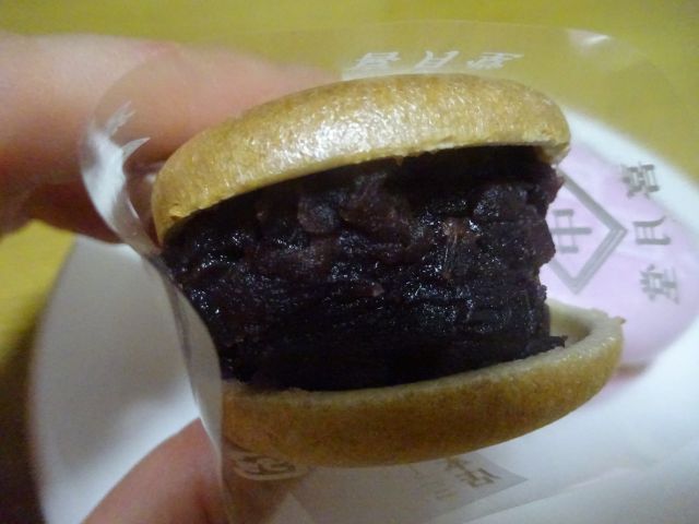 横浜山手・本牧「喜月堂本店」で購入した「喜最中」小豆餡の断面