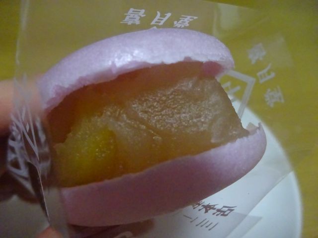 横浜山手・本牧「喜月堂本店」で購入した「喜最中」栗餡の断面