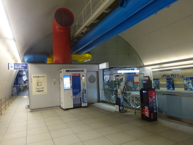 みなとみらい駅コインロッカーの場所(みなとみらい駅中央改札の裏手側にあるコインロッカーと周辺の様子)