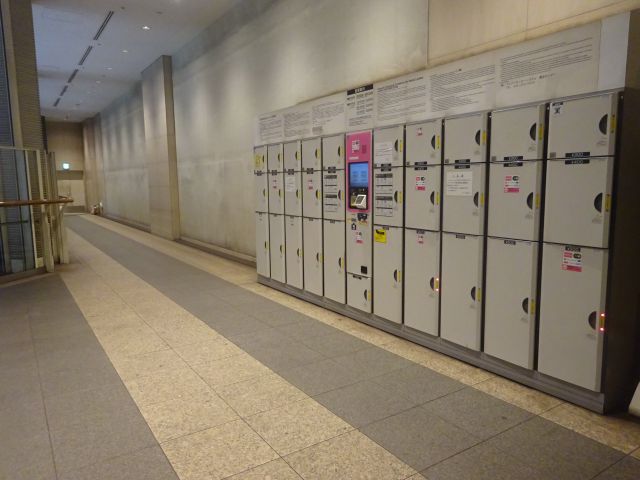 みなとみらい駅コインロッカーの場所(クイーンズスクエアステーションコアB3F・奥の壁に設置されたコインロッカー)