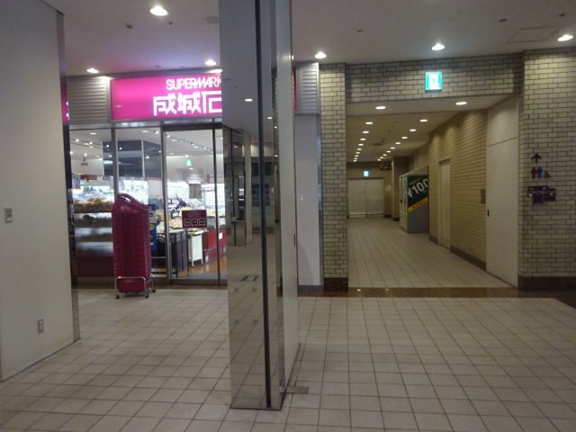 みなとみらい駅コインロッカーの場所(ランドマークプラザ1F・成城石井スーパーの横通路にあるコインロッカー)