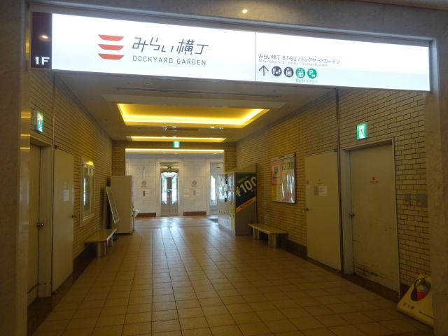 みなとみらい駅コインロッカーの場所(ランドマークプラザ1F・エレベーター前のコインロッカー)