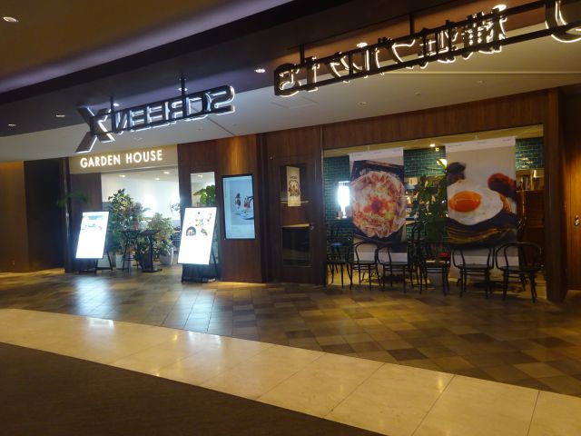 横浜・桜木町コレットマーレのレストラン「GARDEN HOUSE MINATOMIRAI」の外観（映画館の看板もあり）