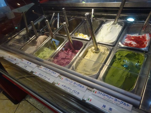 横浜駅西口ジョイナス「伊太利亜のじぇらぁとや」ショーケースのジェラート(ジェラートのメニュー名あり)