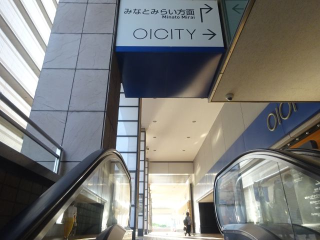 横浜駅からKアリーナ横浜のアクセス（YCAT側のエスカレーターから見た横浜スカイビル2Fのペデストリアンデッキの様子）