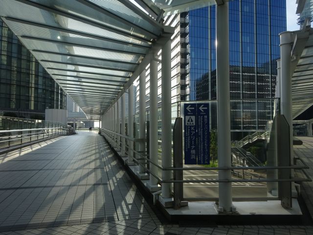 横浜駅からKアリーナ横浜のアクセス（ペデストリアンデッキ（みなとみらい歩道橋）の様子・Kアリーナ横浜、横浜アンパンマンこどもミュージアム方面）