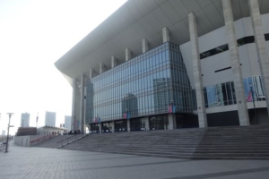 横浜駅からKアリーナ横浜のアクセス（Kアリーナ横浜の外観）