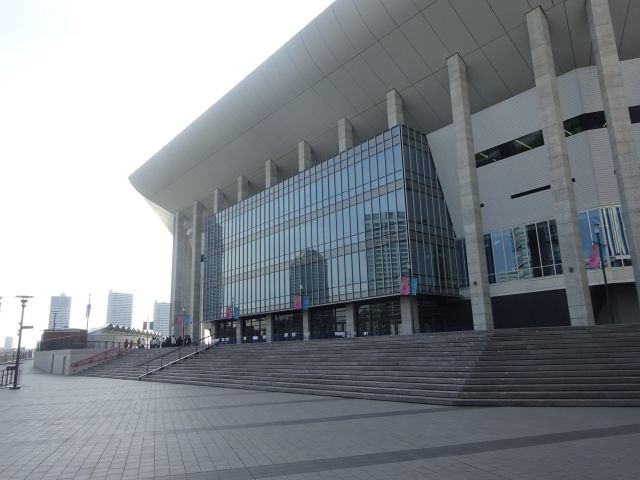 横浜駅からKアリーナ横浜のアクセス（Kアリーナ横浜の外観）