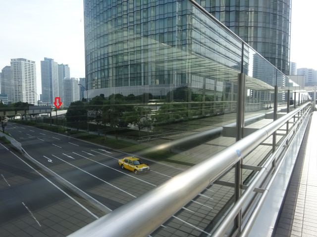 横浜駅からKアリーナ横浜のアクセス（ペデストリアンデッキ（みなとみらい歩道橋）から見える高島水際線デッキに赤い矢印）
