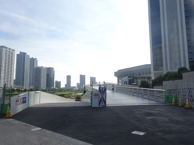 横浜駅からKアリーナ横浜のアクセス（高島水際線デッキとKアリーナ横浜）