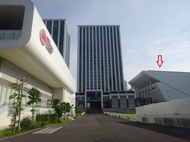 横浜駅からKアリーナ横浜のアクセス（横浜アンパンマンこどもミュージアムの脇にある通りからヒルトン横浜・Kアリーナ横浜が見える・Kアリーナ横浜に赤い矢印）