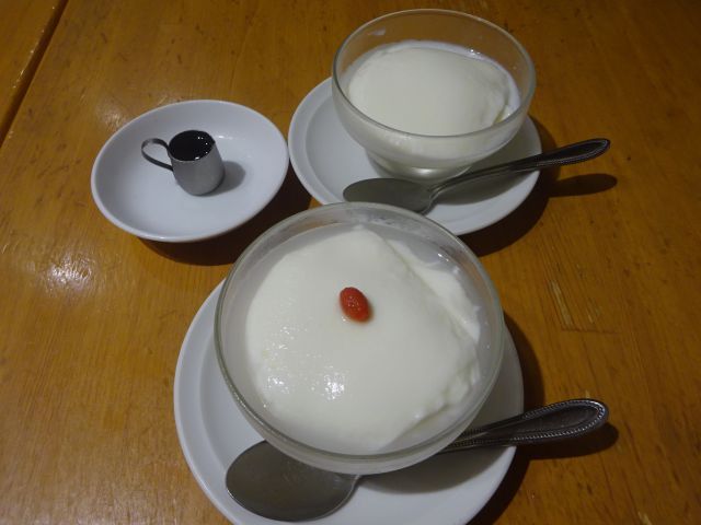 横浜ポルタ「匠 Jang」で注文したデザートの杏仁豆腐と珈琲杏仁豆腐
