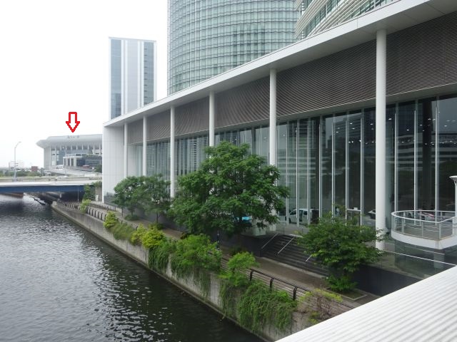 横浜駅からKアリーナ横浜のアクセス（はまみらいウォークから見える高島水際線プロムナードと高島水際線デッキ、Kアリーナ横浜の景色・Kアリーナ横浜に赤い矢印）
