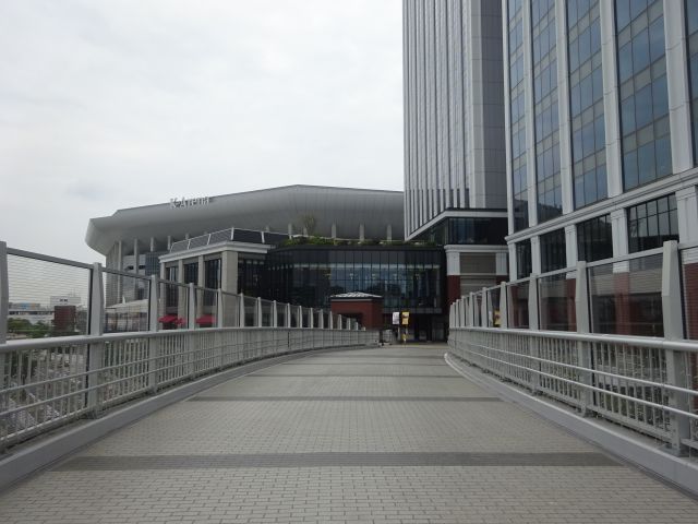 横浜駅からKアリーナ横浜のアクセス（高島水際線デッキから見えるKアリーナ横浜）