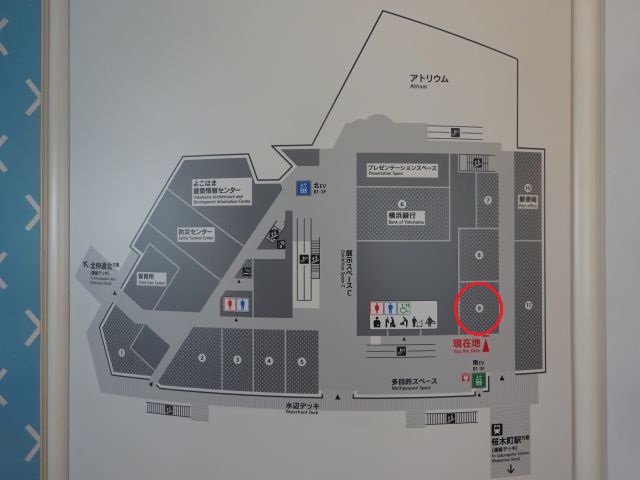 横浜市役所の2Fのフロアマップ(横浜土産店「ヨコハマメモリーズ」の場所に赤丸印)