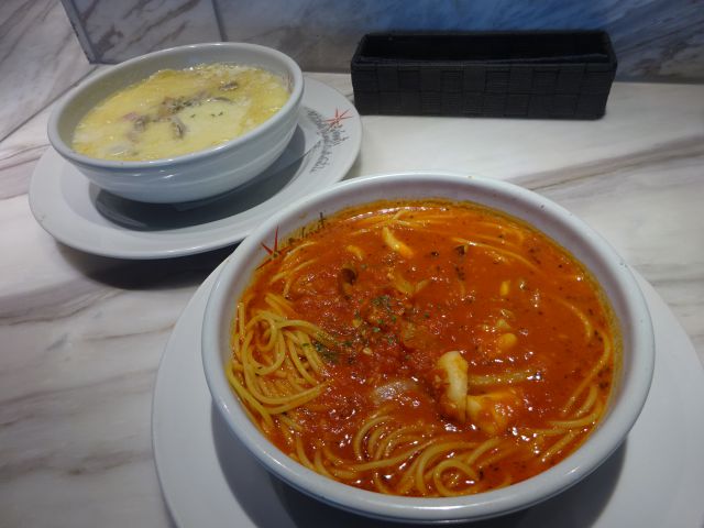 イルキャンティ チェリエ 横浜桜木町店で注文した真夜中のスパゲッティとギリシャのスパゲッティ